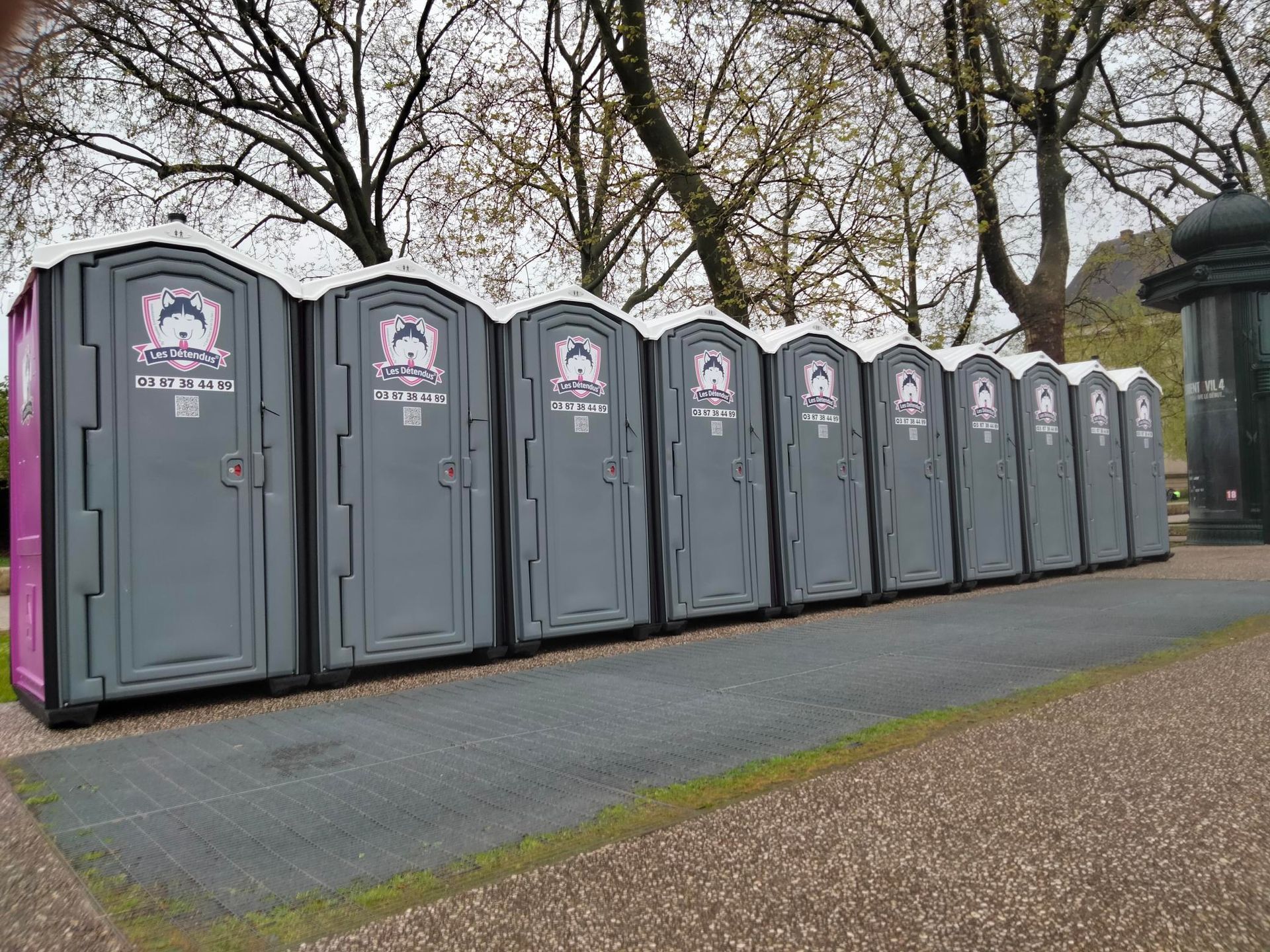 Série de cabines de toilettes