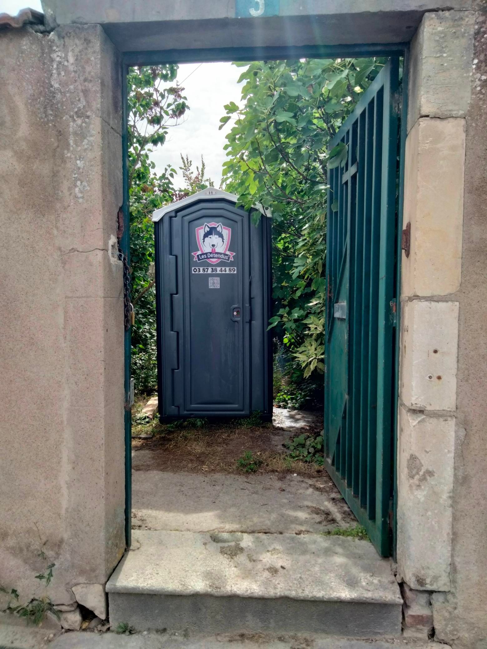 Des cabines de toilettes sur un chantier