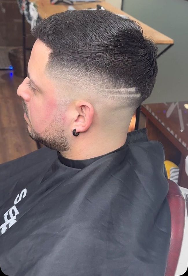 Un hombre se está cortando el pelo en una barbería.
