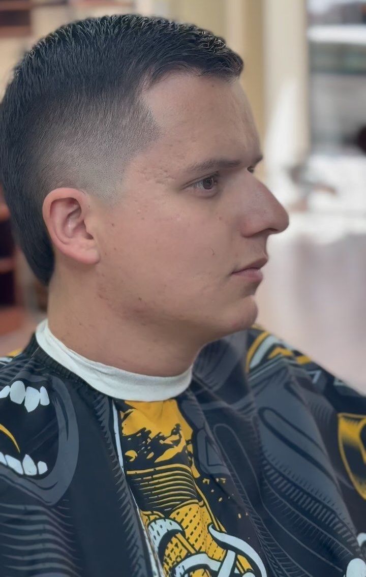 Un hombre se está cortando el pelo en una barbería.