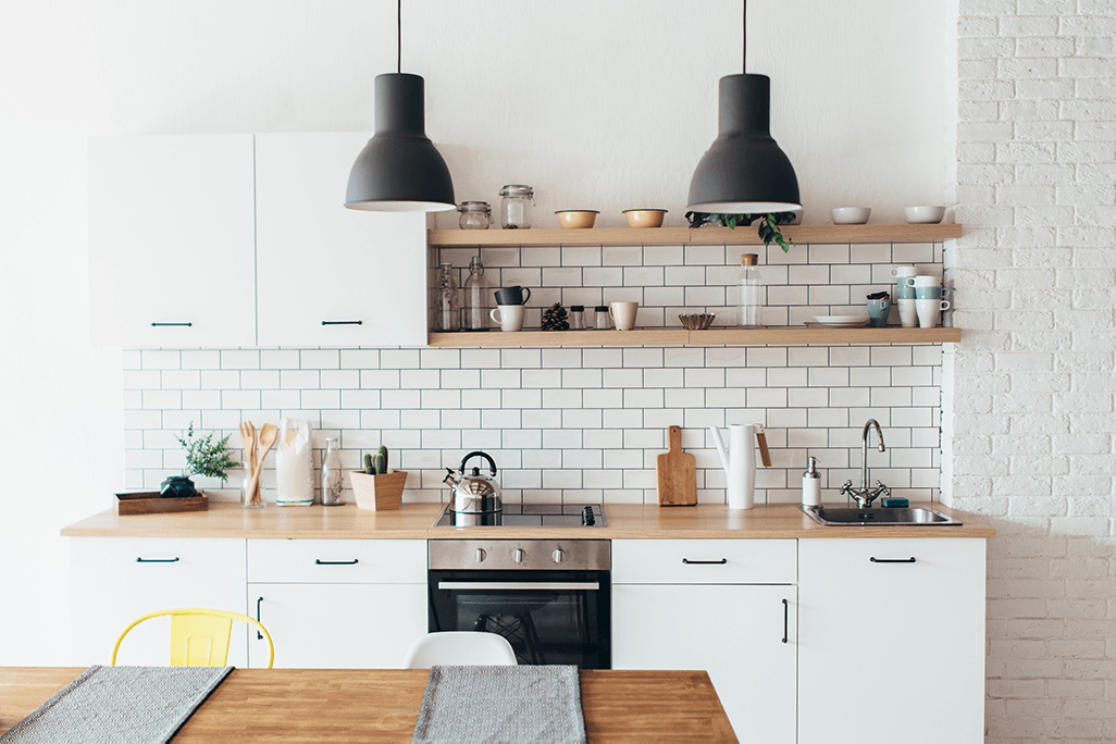 Cuisine blanche en bois avec étagère en plateau