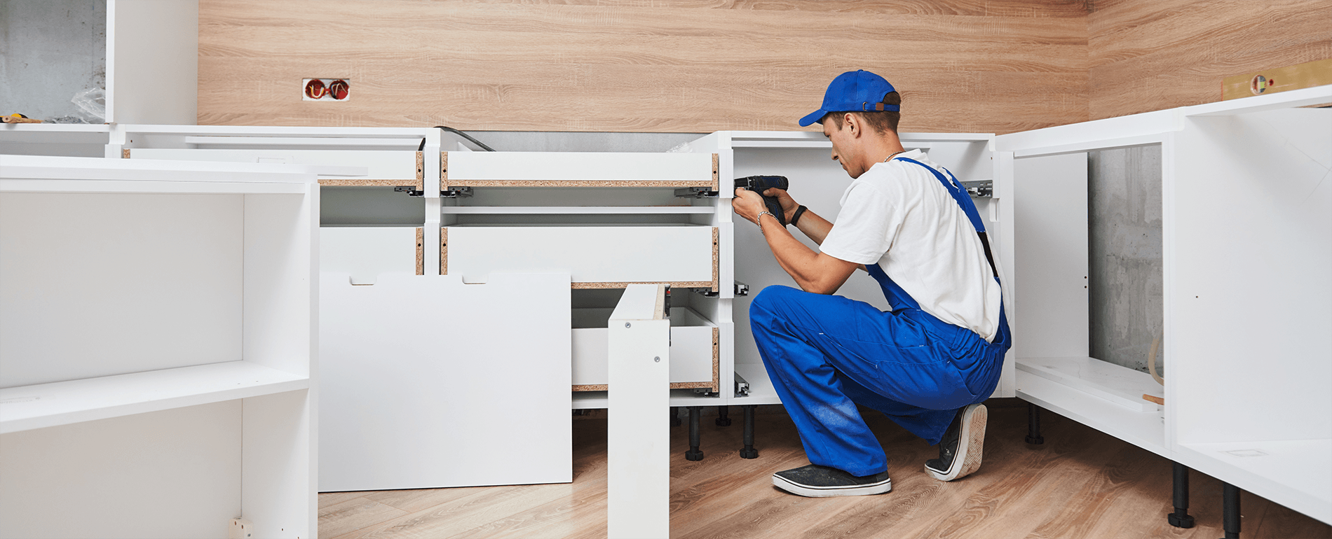 Installation d'un meuble de cuisine