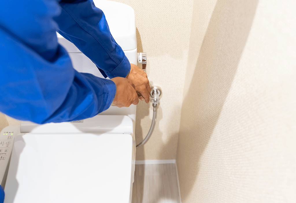 Branchement de l'arrivée d'eau des toilettes