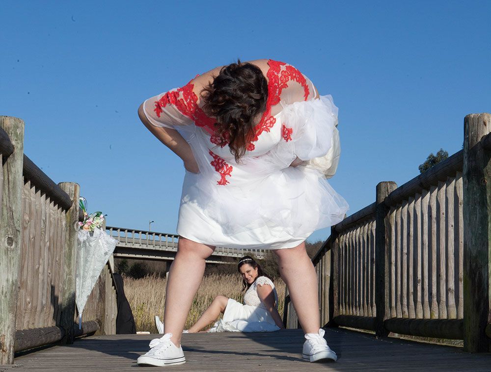 Una novia y un novio se besan mientras sostienen bengalas en la recepción de su boda.