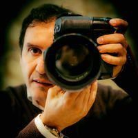 Un hombre se está tomando una foto con una cámara.