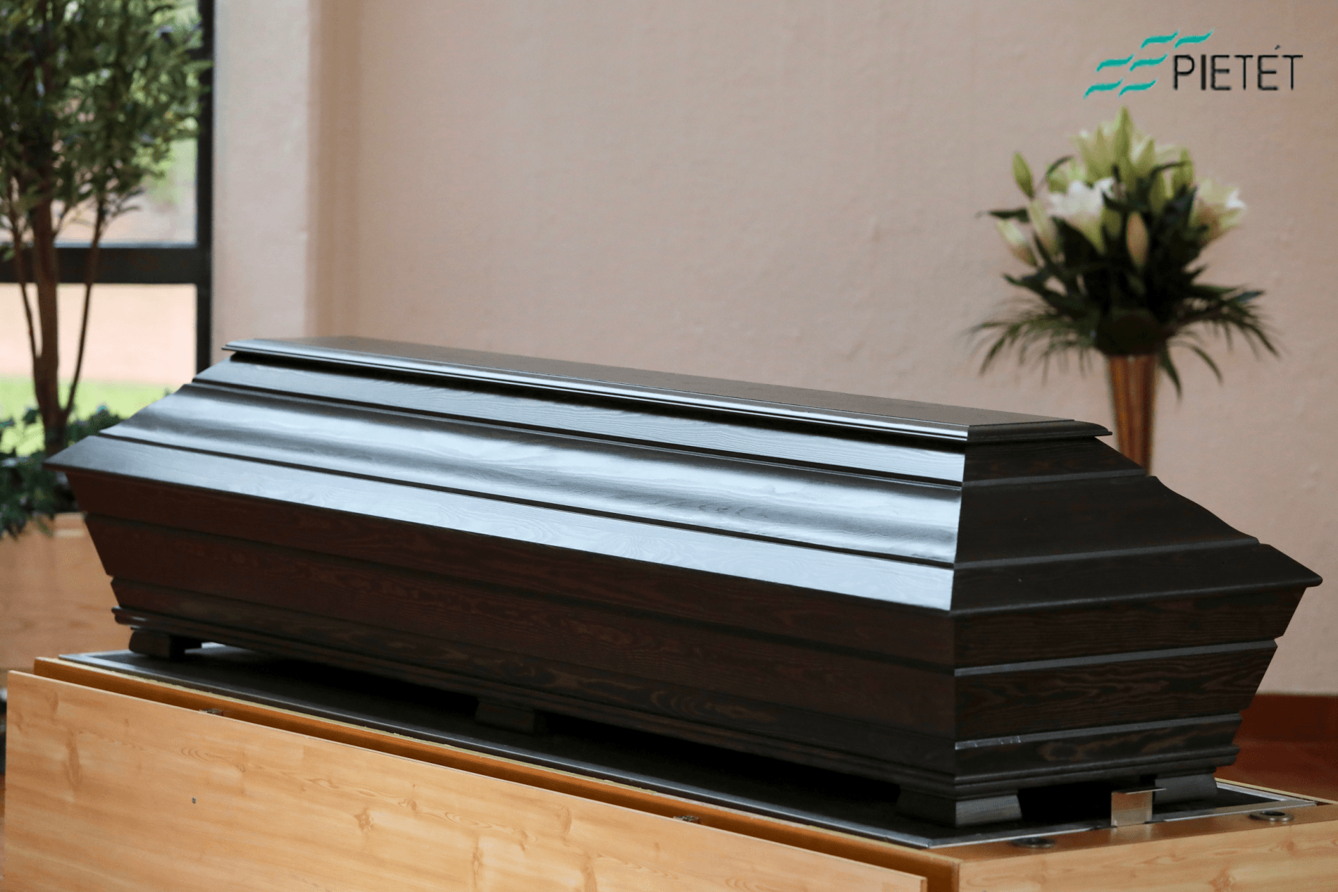 Kotimainen tumma honka-arkku