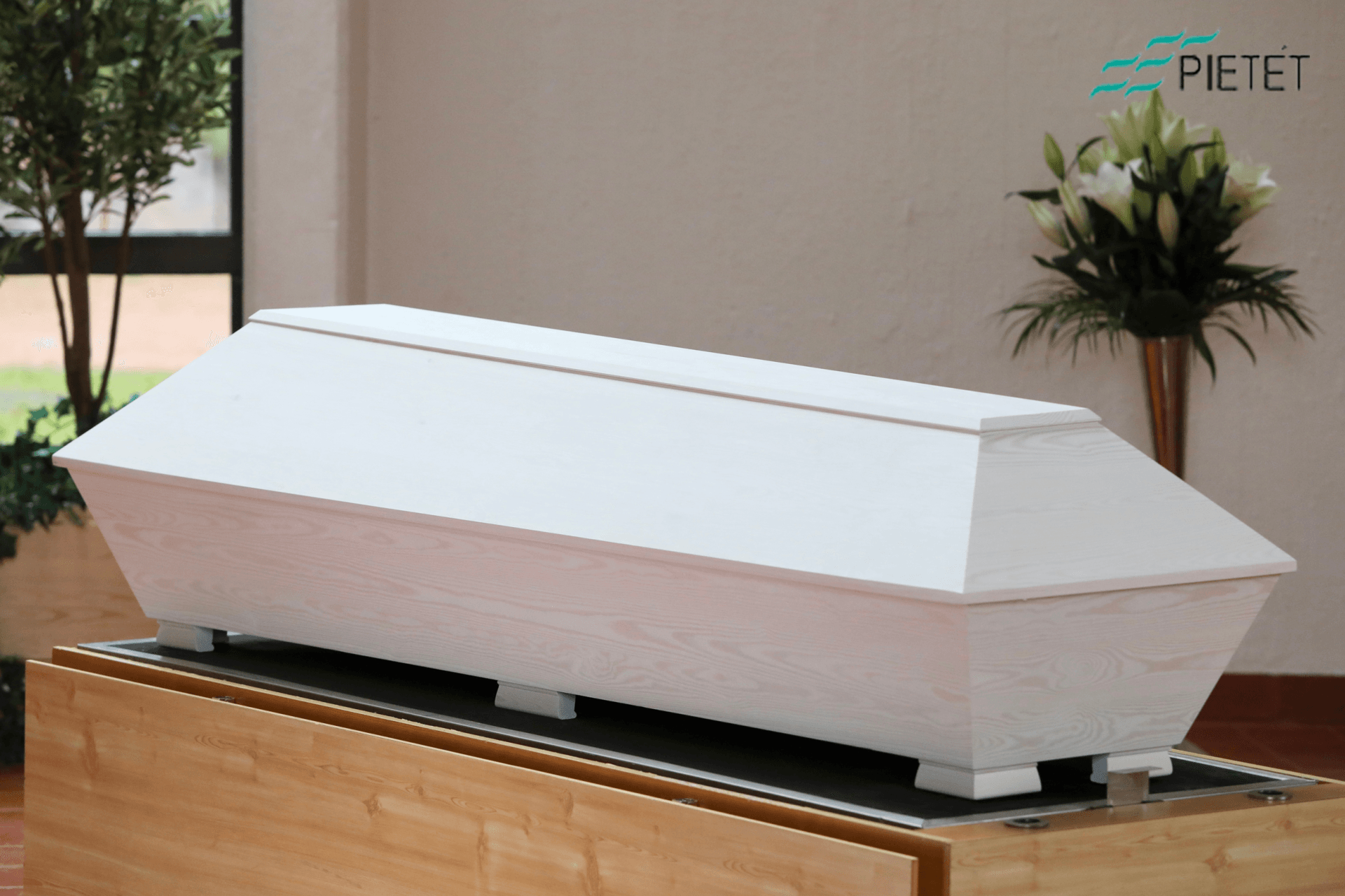 Kotimainen suoralinjainen arkku valkokuulto