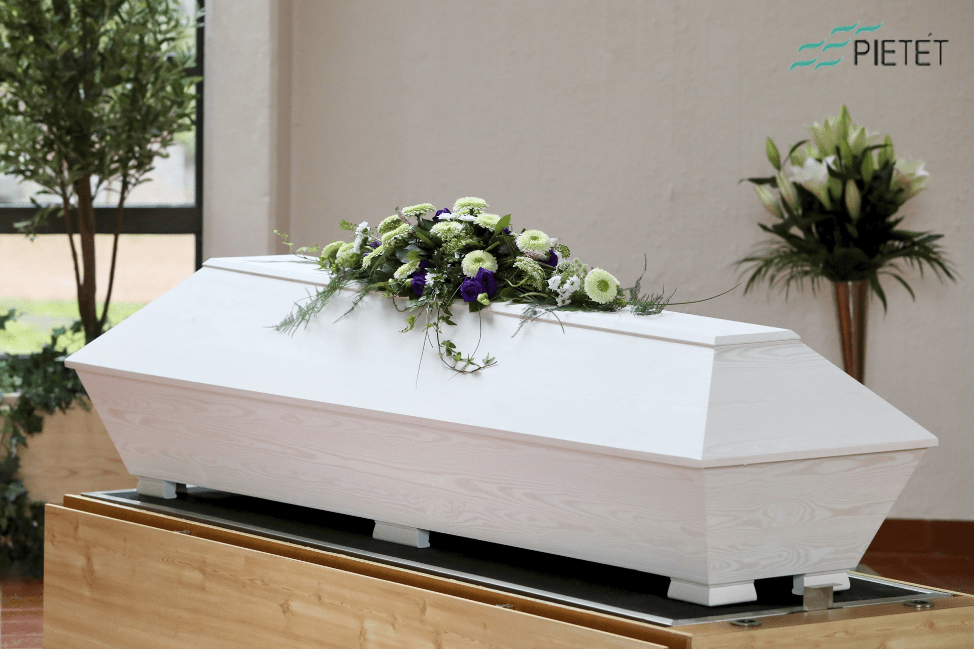 Kotimainen suoralinjainen arkku valkokuulto