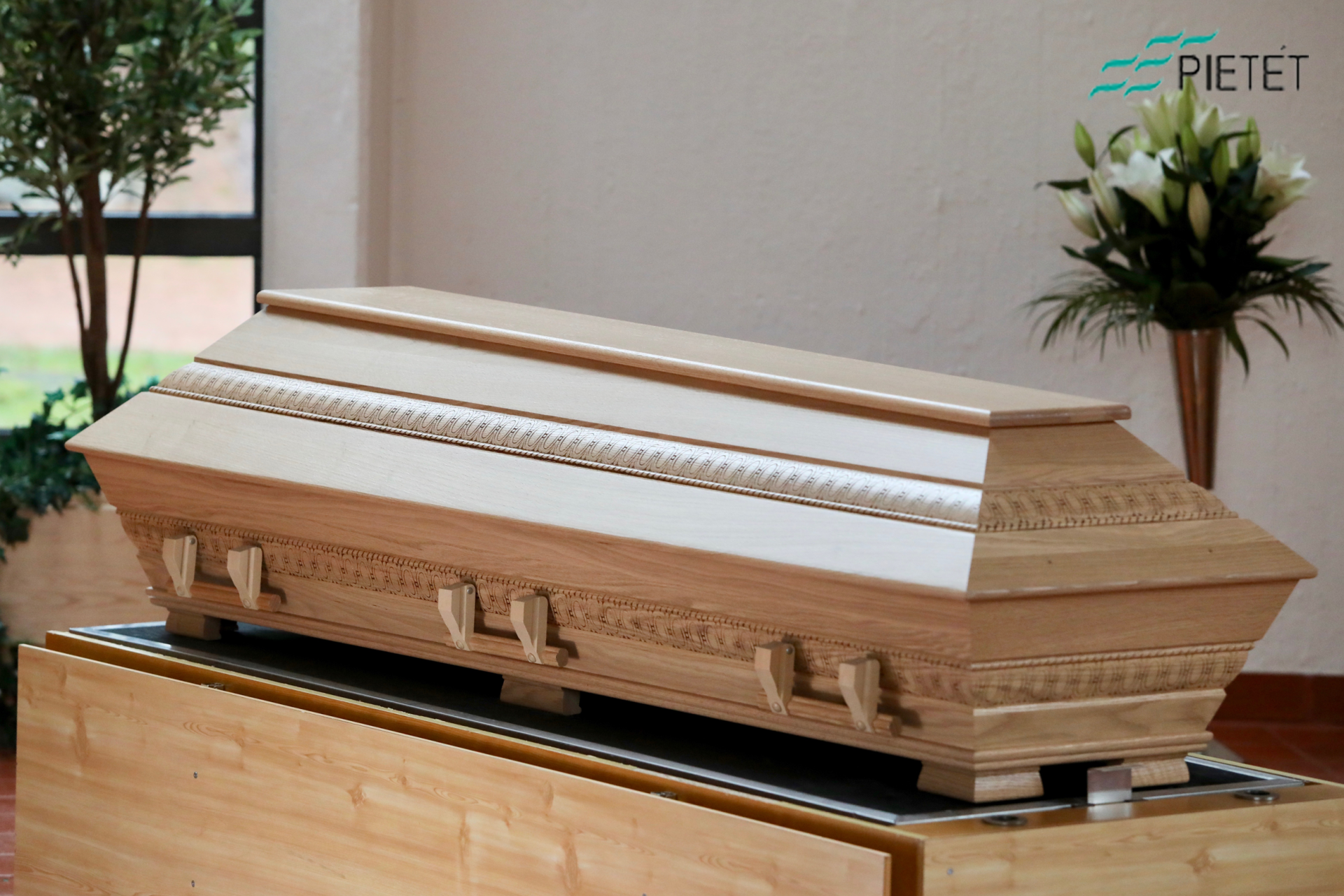 Vaalea tammisarkofagiarkku