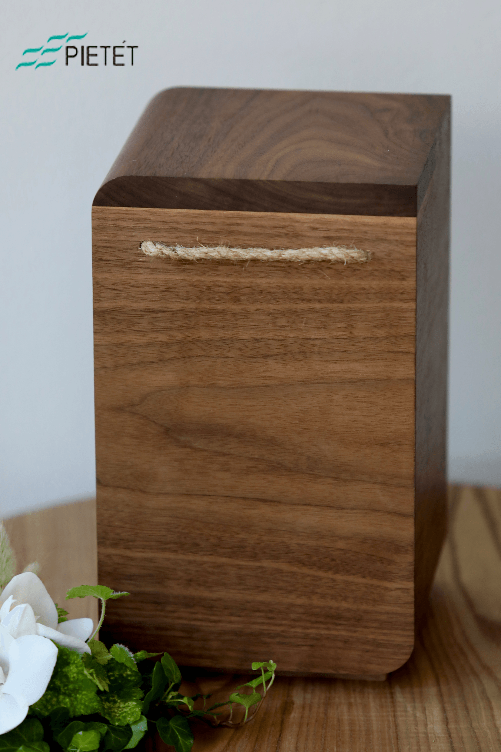 Suomalainen  uurna Volalla pähkinästä