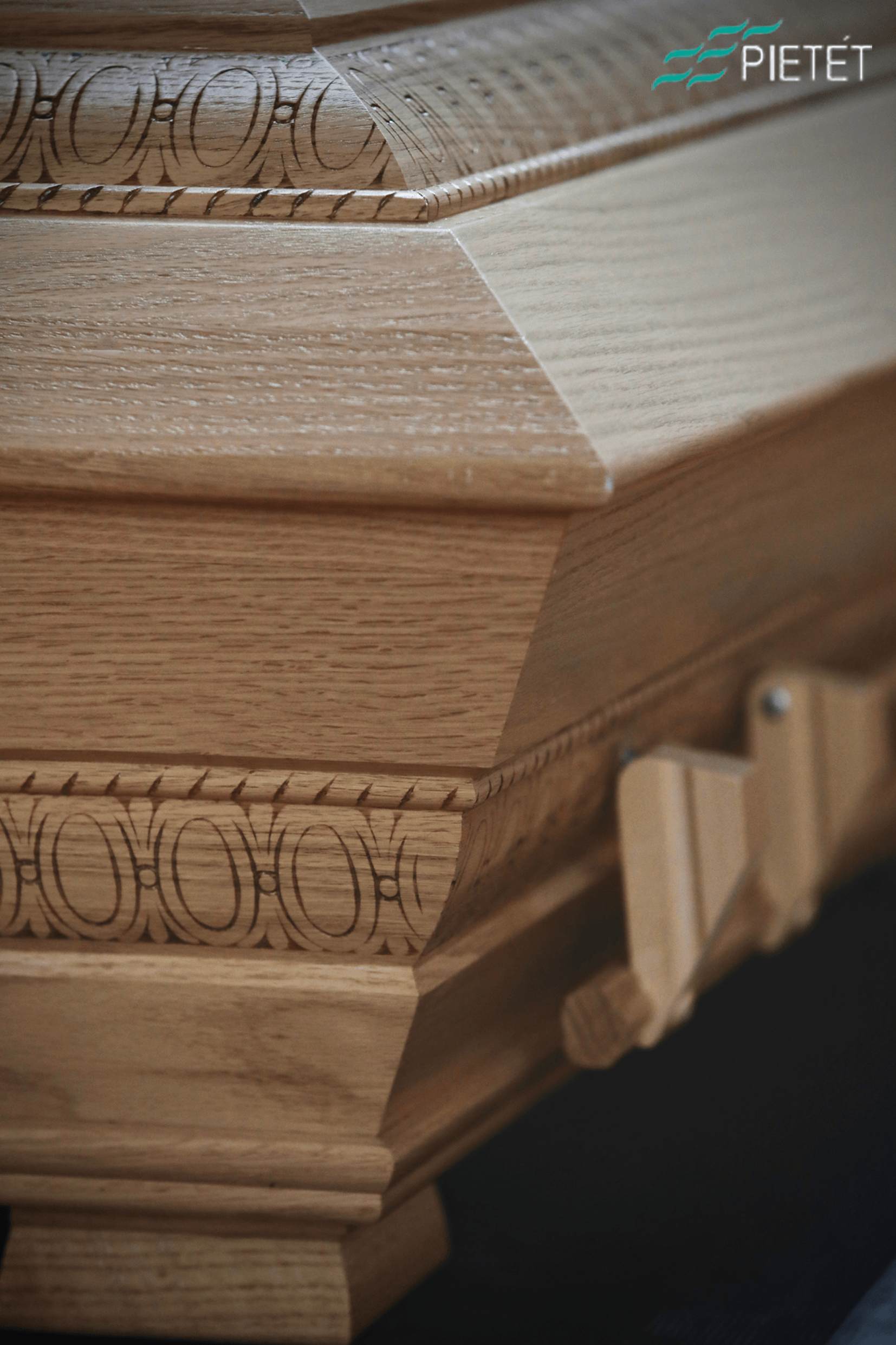 Vaalea tammisarkofagiarkku