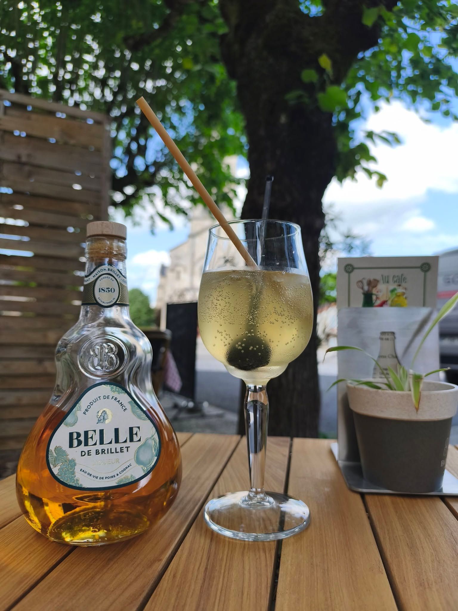 Des cocktails sur un comptoir de bar, des bouteilles d'alcool et une lumière chaude et diffuse en arrière-plan.