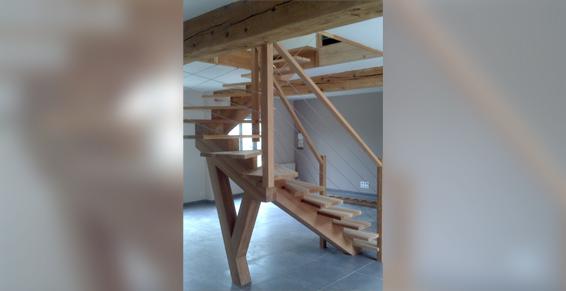 Escalier deux quarts tournant à crémaillère centrale en chêne rouge 