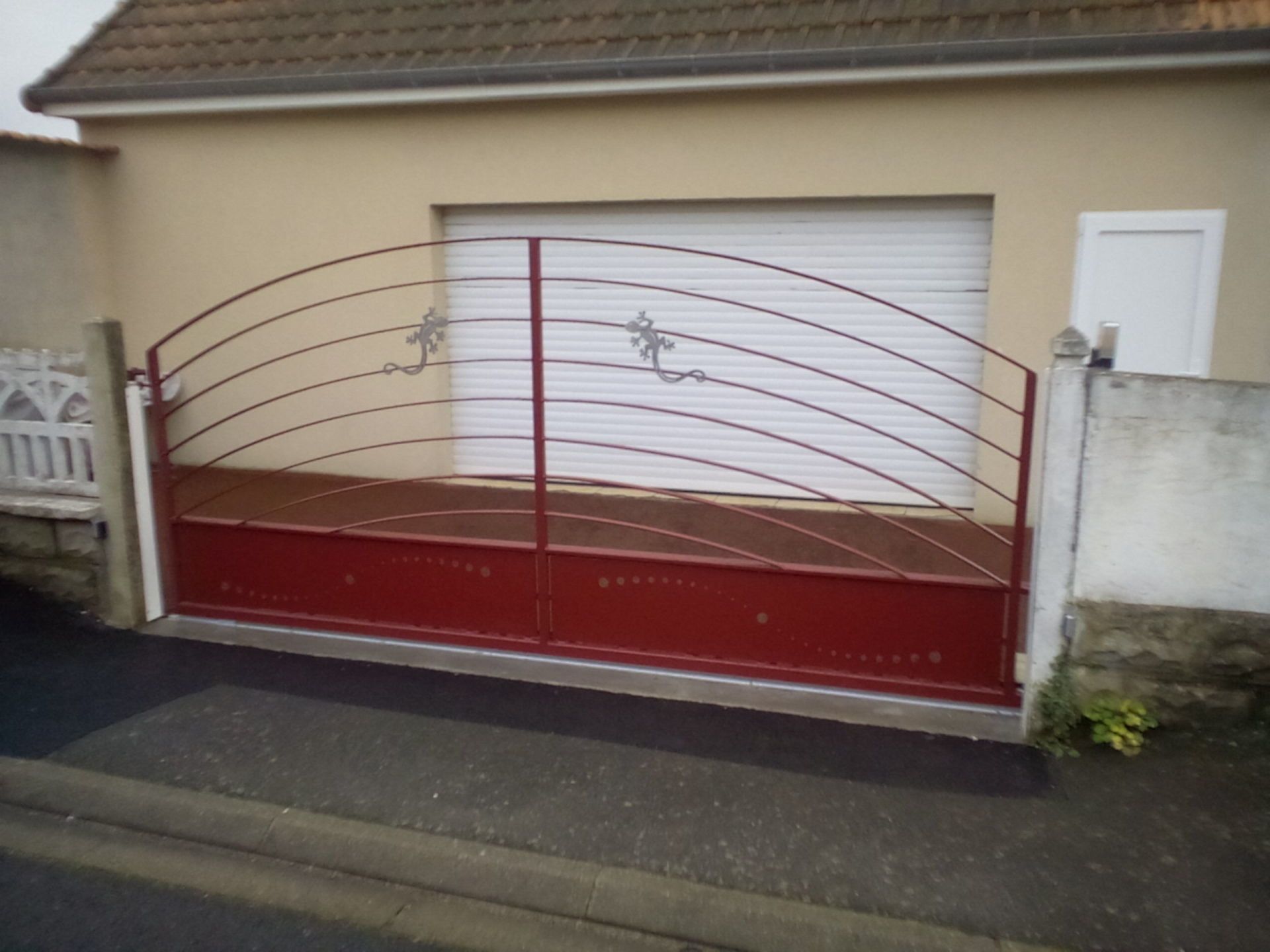 Portail personnalisé, détails décoratifs