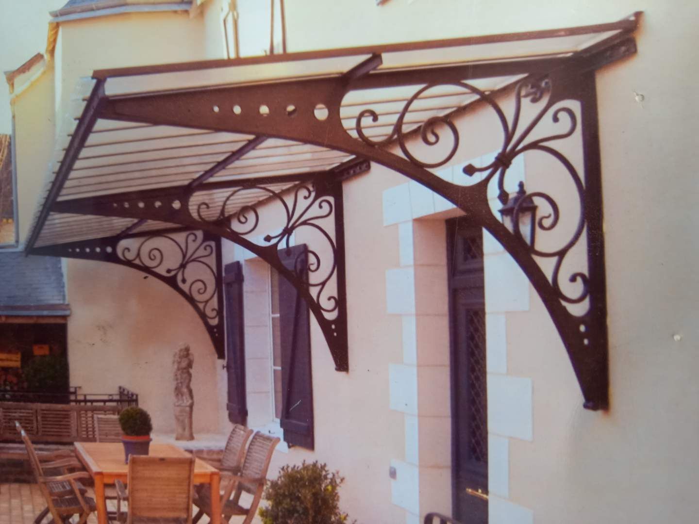 Toit d'extérieur en verre avec soutiens métalliques sur mesure pour protection d'une terrasse