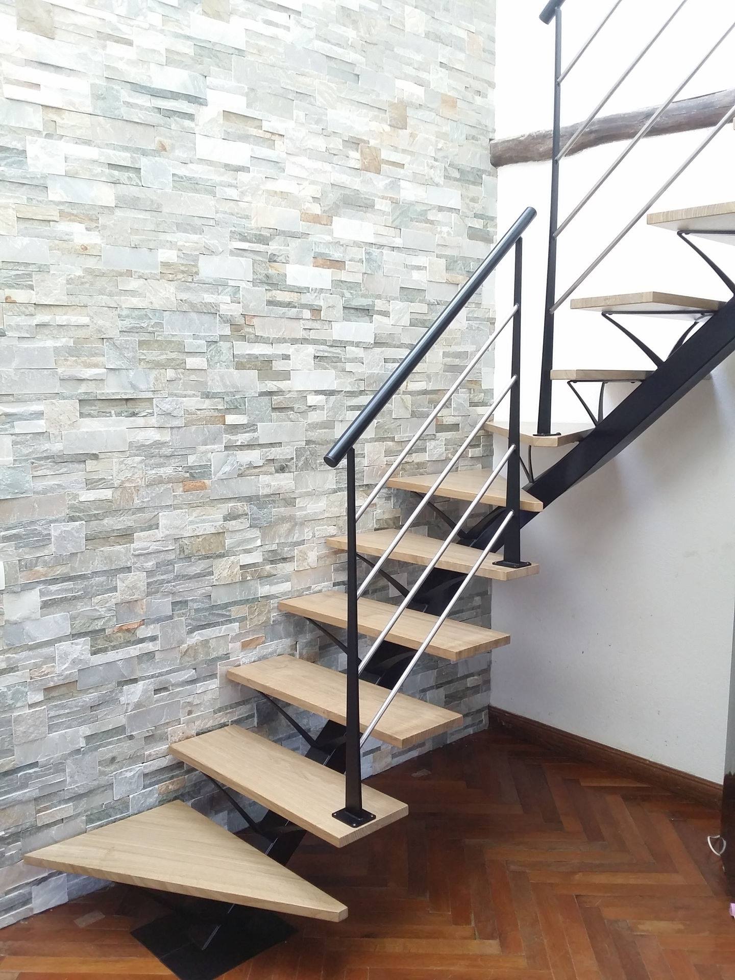 Escalier en fer avec des marches en bois