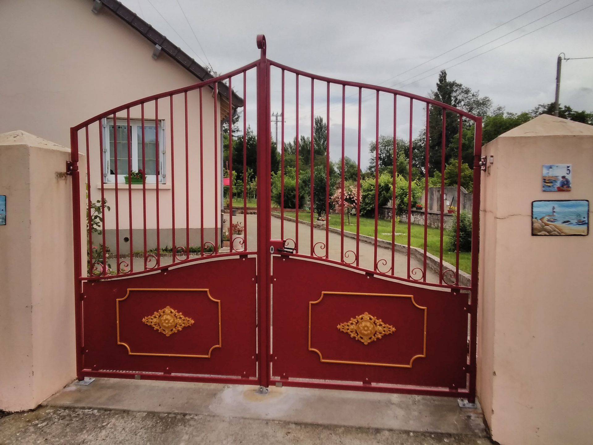 Portail en acier avec moulures décoratives