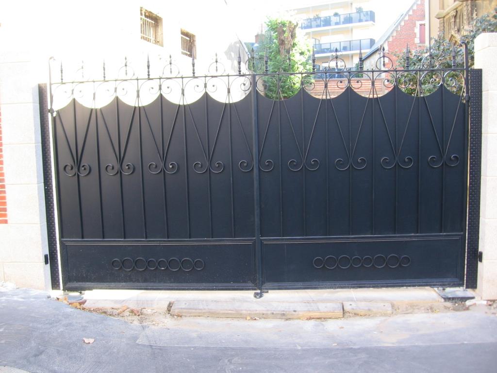 Portail en fer sombre réalisé sur mesure pour un habitat de particulier