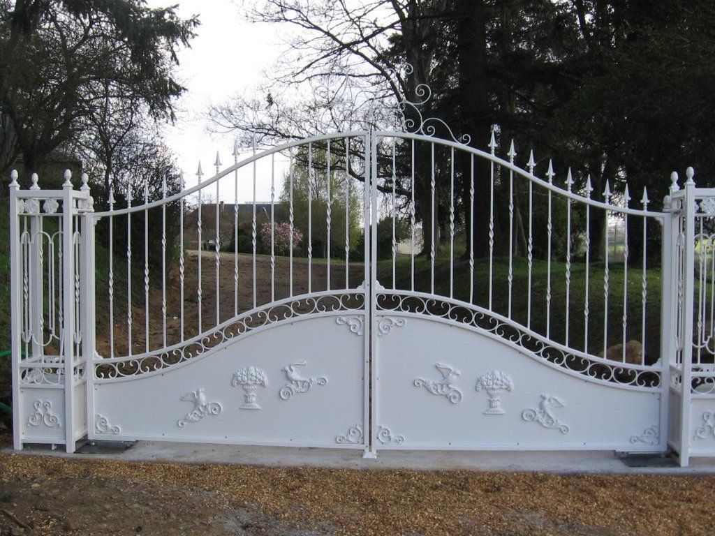 Portail blanc, battant