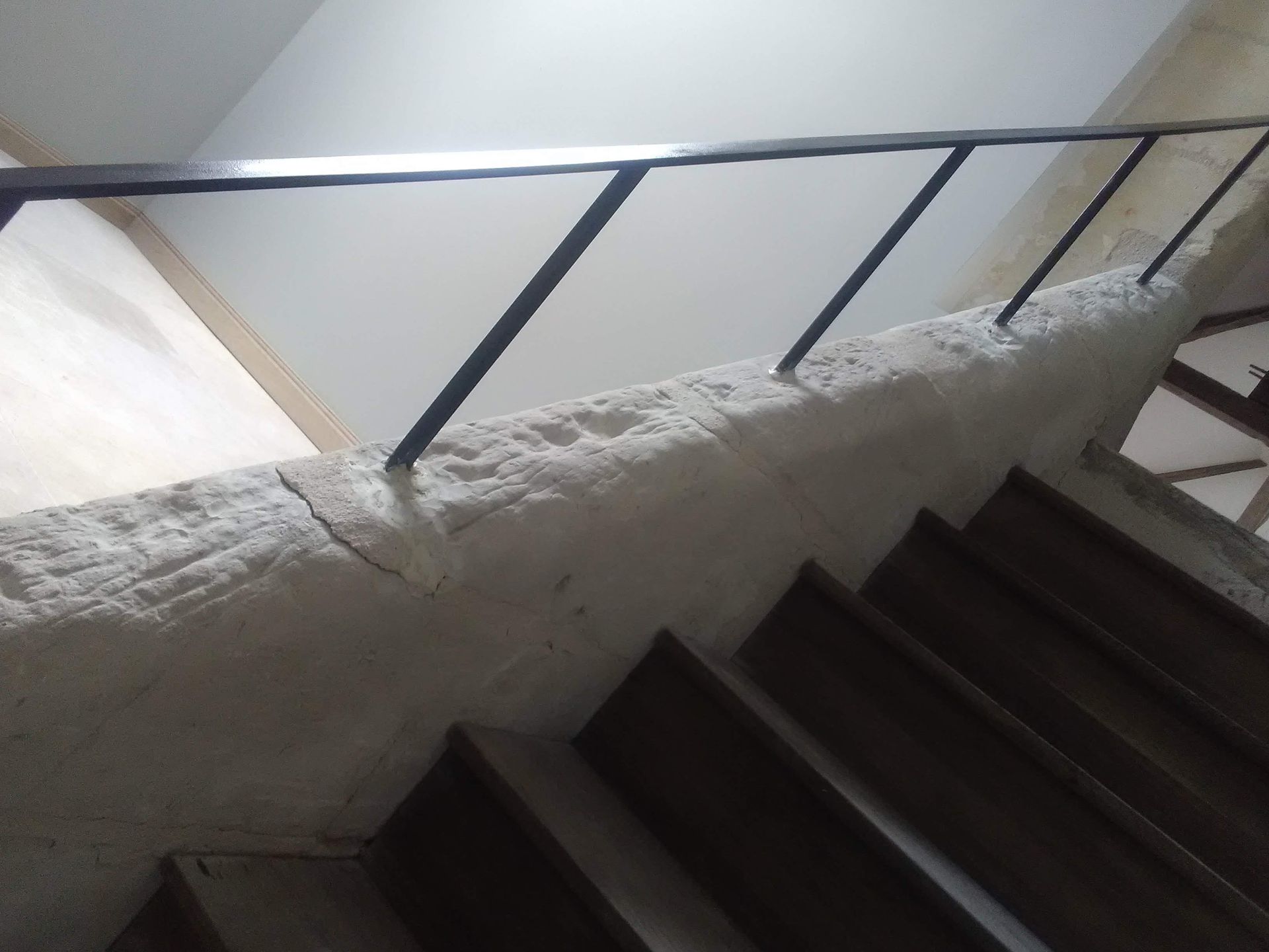 Rampe en fer forgé pour l'escalier en pierre