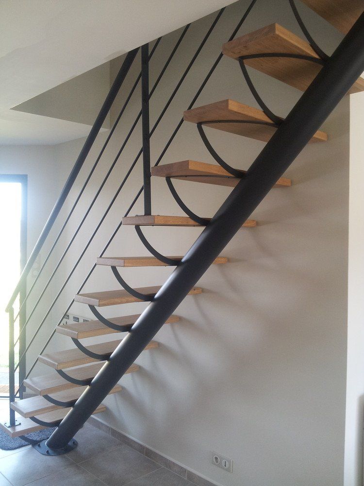 Escalier en fer et marches en bois