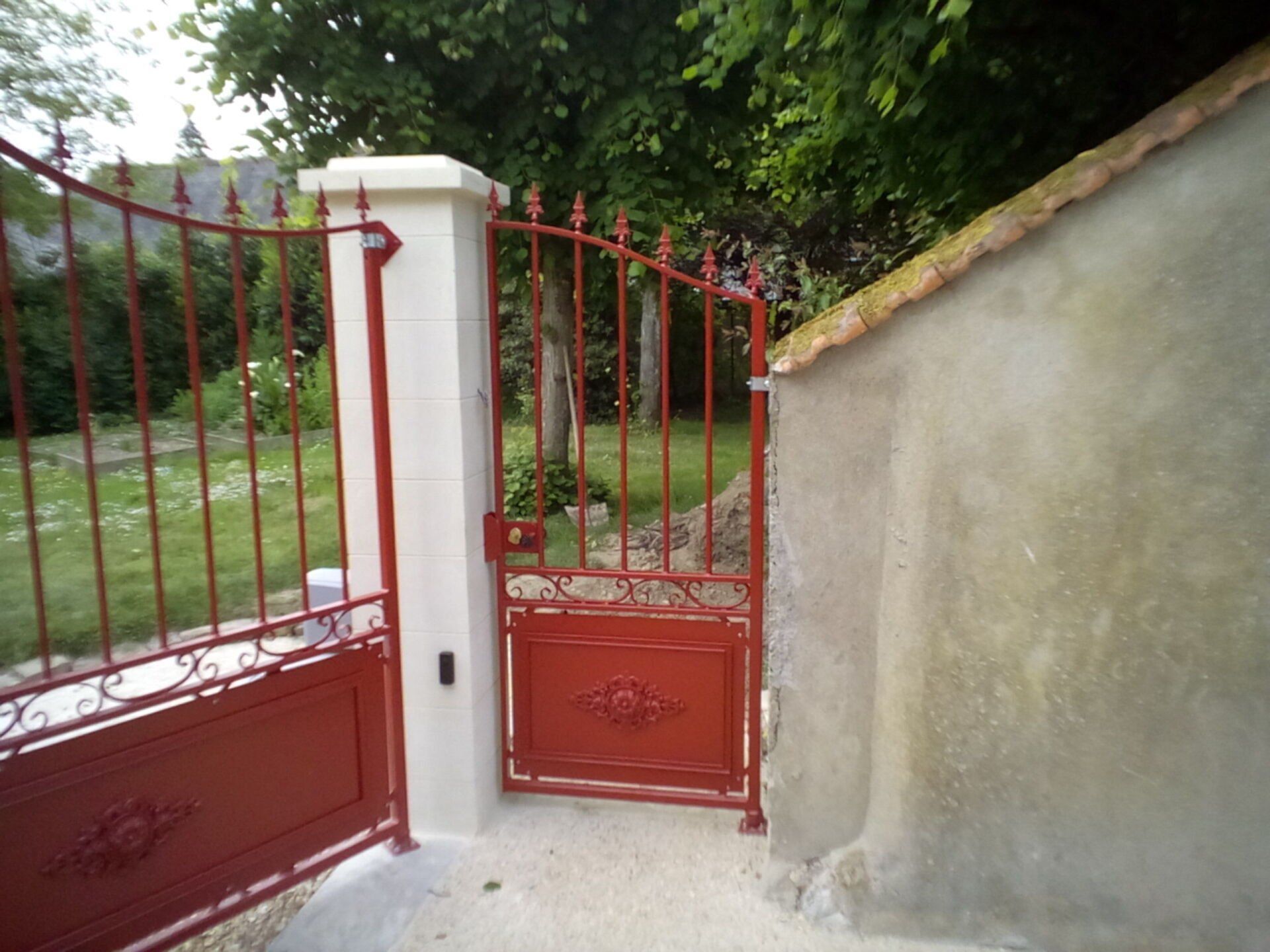 Portillon accordé au portail