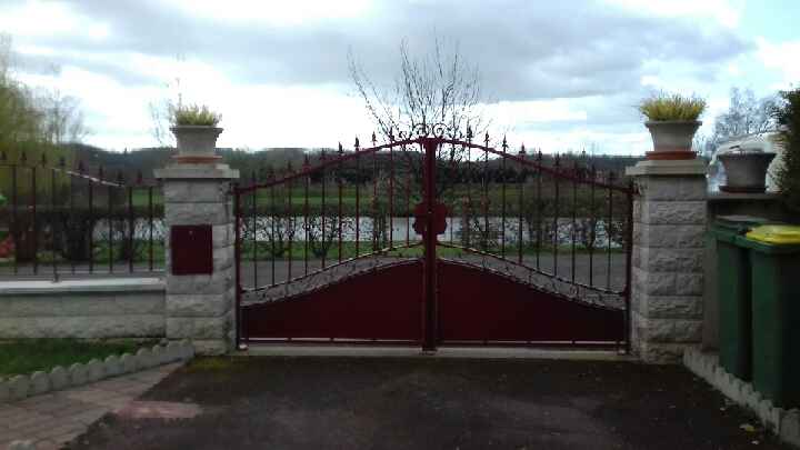 Portail en fer forgé avec moulures décoratives