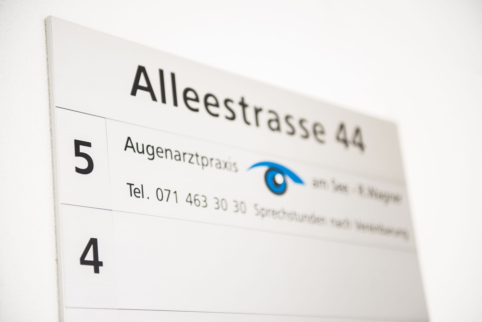 Ein Schild mit der Aufschrift Alleestraße 44