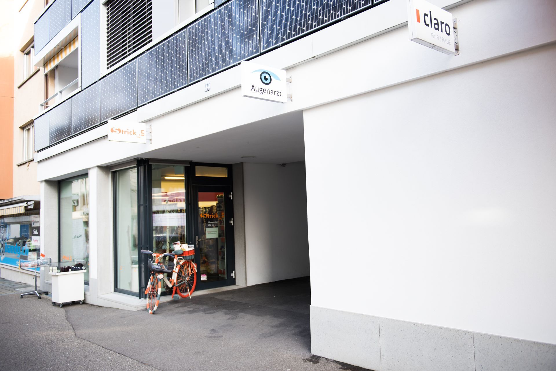 Ein Fahrrad steht vor einem Gebäude mit der Aufschrift „Klasse“