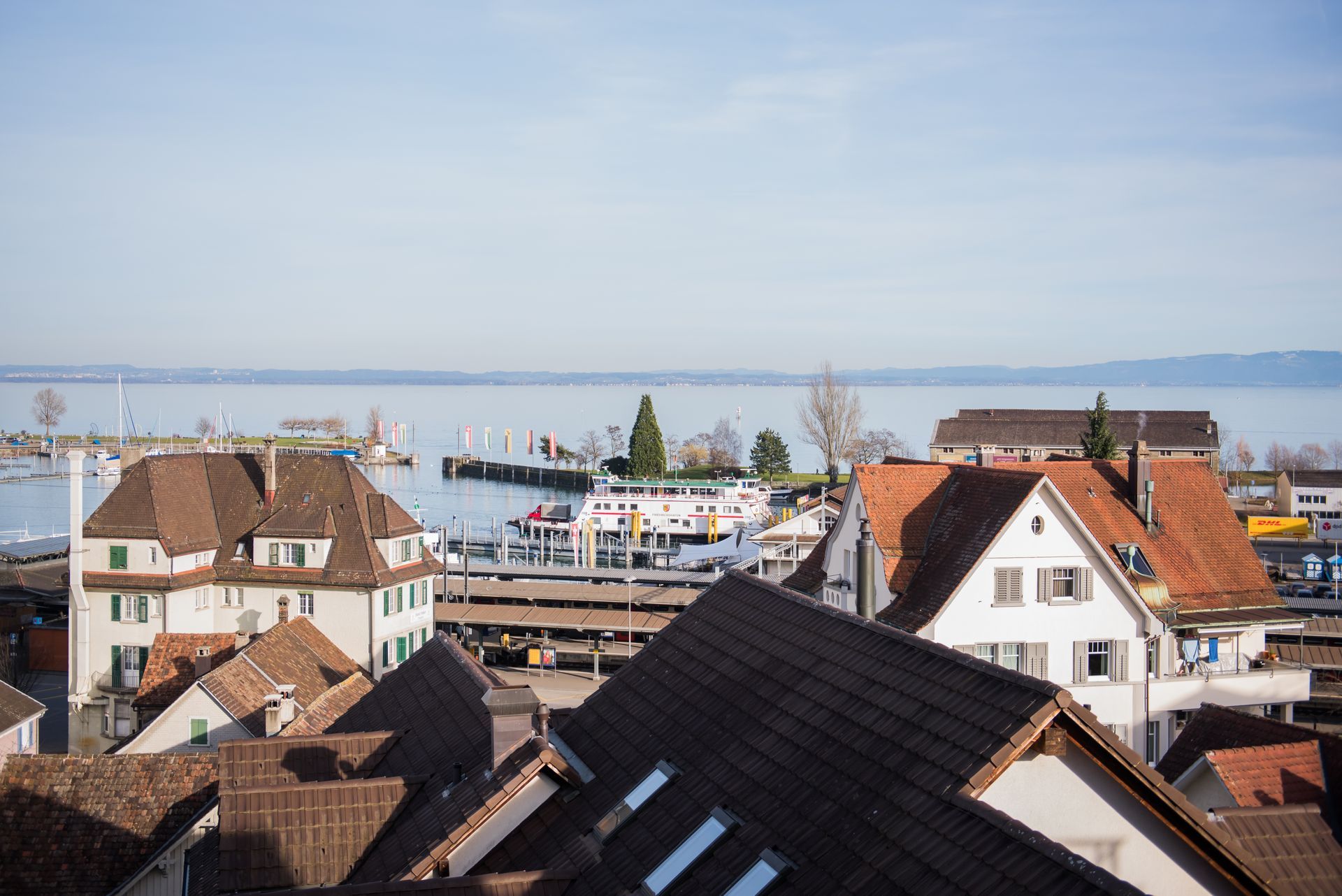 Eine Luftaufnahme einer Stadt mit einem See im Hintergrund.