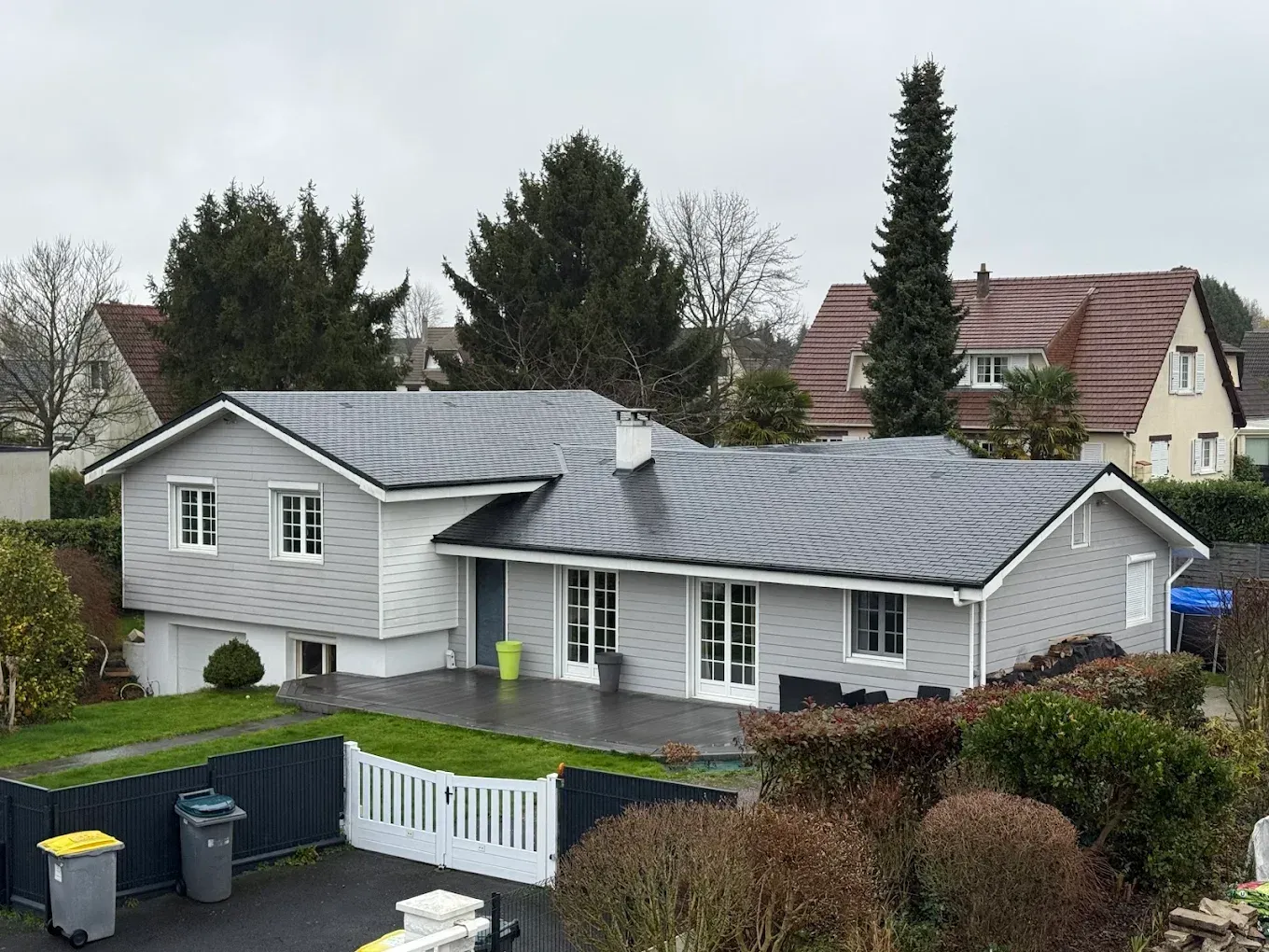 grande maison en bardage gris et toiture noire