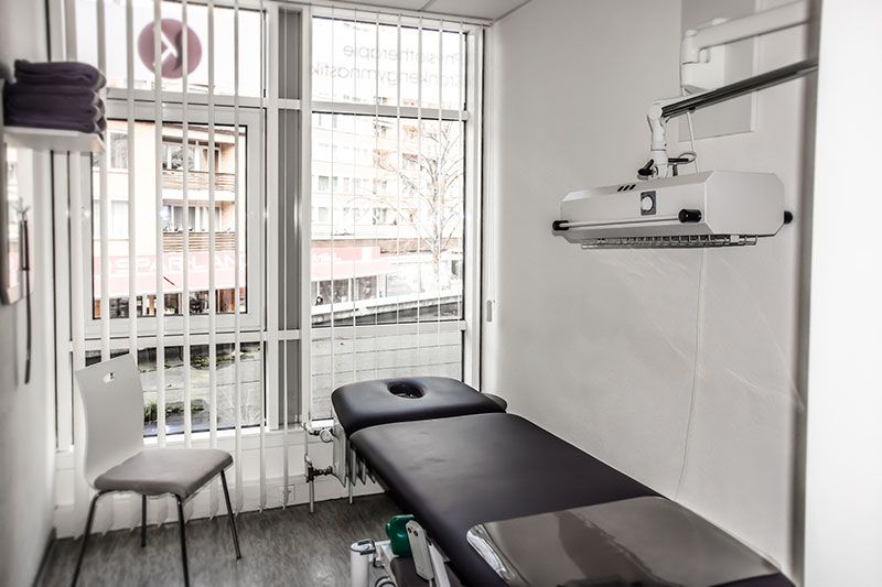 Ein Zimmer mit einem Bett und einem Stuhl darin