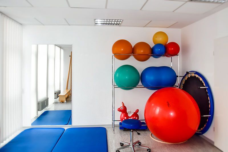 Ein Raum mit einem Haufen übereinander gestapelter Gymnastikbälle