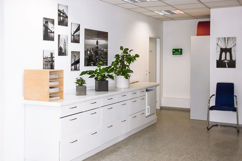 Ein Wartezimmer mit einem grünen Ausgangsschild an der Wand