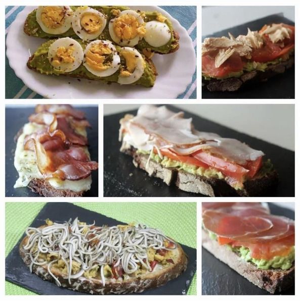 Sándwiches abiertos variados con ingredientes como huevo, carne y brotes sobre pan tostado.