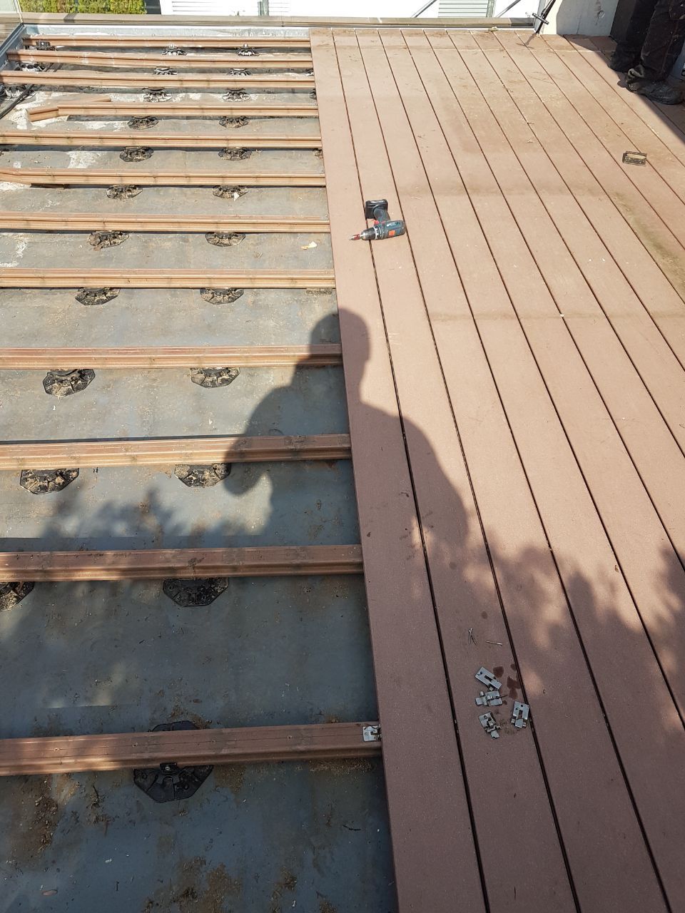 D - Technic GmbH – Holzboden wird gelegt auf einer Terrasse