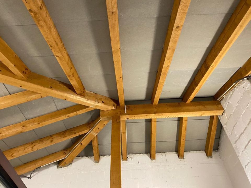D - Technic GmbH – Holzbalken im Dachzimmer