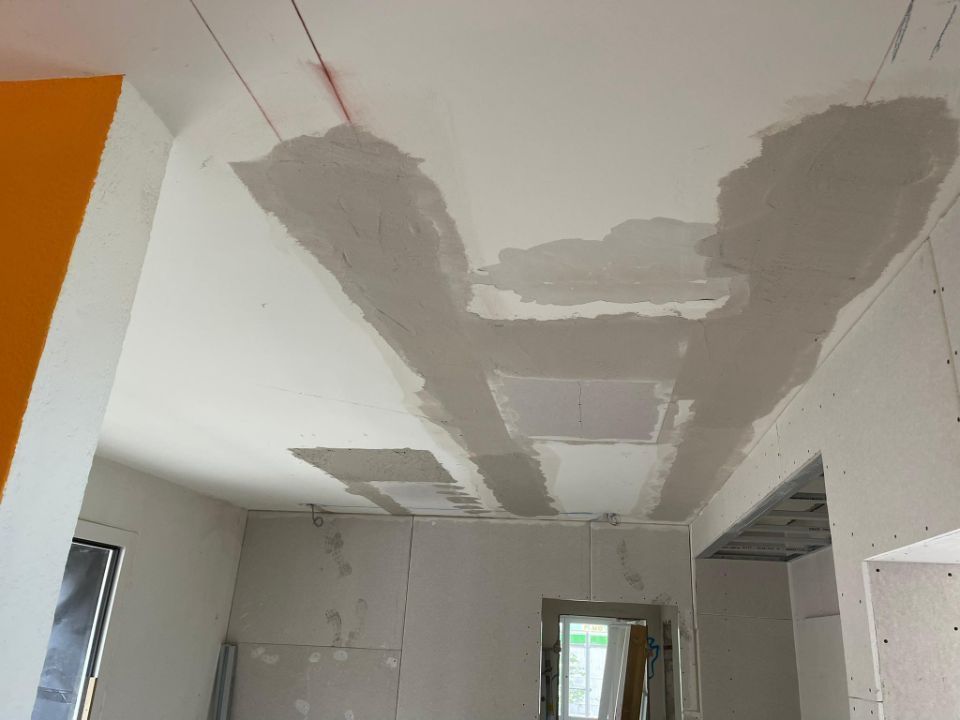 D - Technic GmbH – Zimmerdecke während der Renovierung