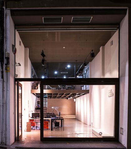 El interior de un edificio con una gran puerta de cristal.