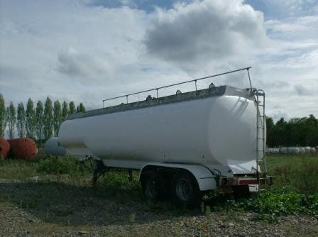 Citerne blanche avec rouge et échelle