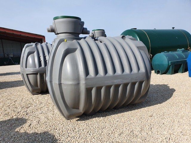 Deux cuves fermées grises 