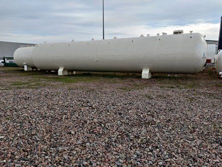 Longue citerne blanche sur herbe