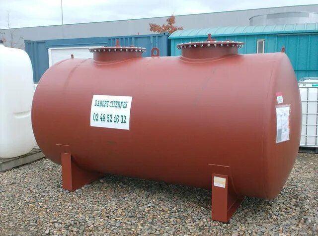 Citerne sur pied en fer rouge avec le numéro de téléphone dessus