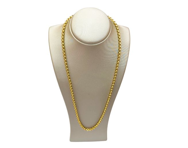 Collar de cuentas de oro exhibido en un busto de joyería blanco.