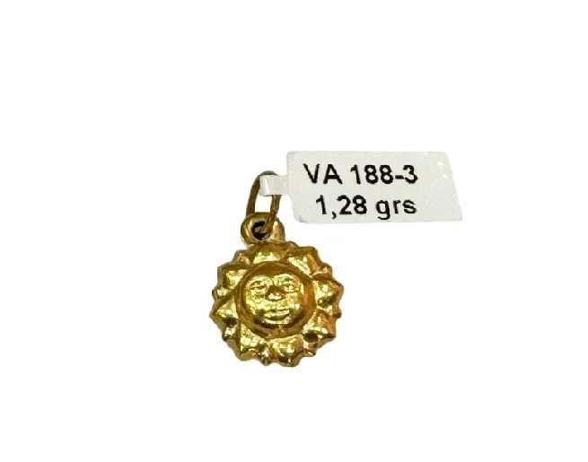 Colgante charm sol dorado con etiqueta que dice