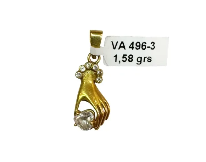 Colgante de oro en forma de mano sosteniendo una piedra redonda y transparente, con etiqueta que indica 1,58 gramos.