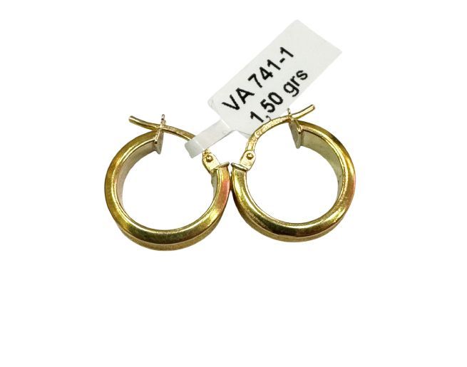 Par de pendientes de aro de oro con etiqueta blanca que dice