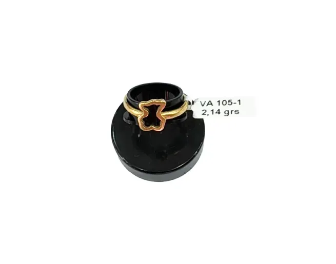 Anillo de oro con diseño en forma de oso sobre base de exhibición negra; etiqueta blanca con detalles.