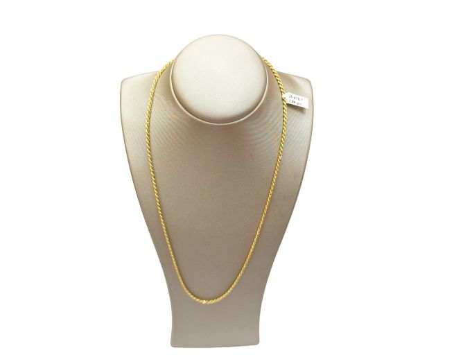 Collar de cadena de oro exhibido en un maniquí.