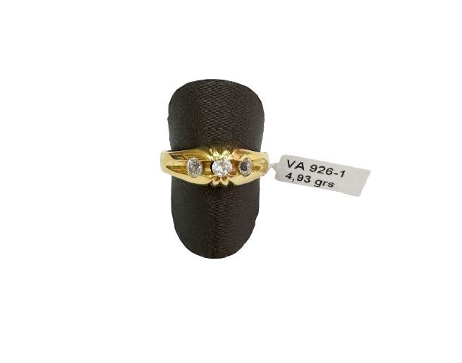 Anillo de oro con tres diamantes sobre soporte negro con etiqueta de precio.